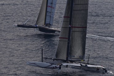 The trimaran of the Amercan is leading the match against the catamaran of the Swiss team © DR