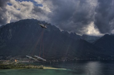 Pour marquer les esprits, Bertarelli organise un transport spectaculaire par les airs de son catamaran géant, Alinghi 5 © Stefano Gattini / Alinghi