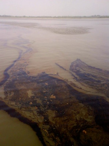 Tankers, underwater oil well... the sources of pollution are several. With no means to clean, Nigeria has one of the most polluted waters in the world © Pierre* / OCEAN71 Magazine 