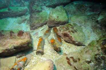 Many old military shells are scattered on the sea bed © Philippe Henry / OCEAN71 Magazine