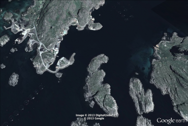 On distingue de chaque côté de l'image les cages des fermes d'élevage de saumon, ici entre les îles de l'ouest de la Norvège © Google Earth