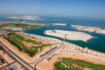 Le complexe de Al Hamra est l'un des projets phares de l'émirat de Ras el Khaïmah. Le palace est un Waldorf Astoria. En arrière plan, on aperçoit les îles construites sur la mer © Philippe Henry / OCEAN71 Magazine