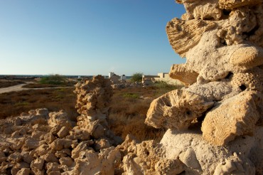 La plupart des murs anciens du village sont composés de coraux et de gypse que l'on trouvait à proximité © Philippe Henry / OCEAN71 Magazine