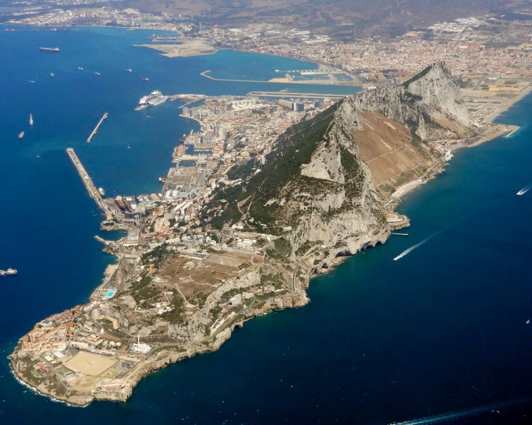 Une photo aérienne de Gibraltar en regardant vers le nord-west en direction de San Roque © Wikipedia
