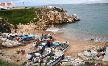 The small landing beach used by the fishermen of Baleal © Andy Guinand / OCEAN71 Magazine