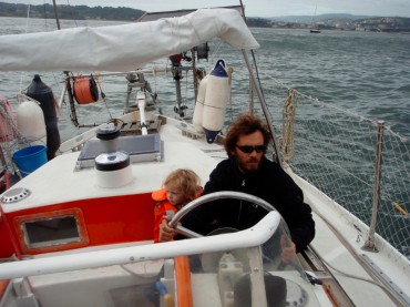 Florent Lemaçon avec son fils Colin à la barre de Tanit, entre l'Espagne et le Portugal © Chloé Lemaçon