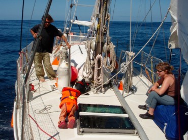 La famille Lemaçon en navigation sur Tanit au large du Portugal. Pour les pirates, ce voilier ne représentait pas une cible, il les a sauvé d'une mort certaine © Chloé Lemaçon