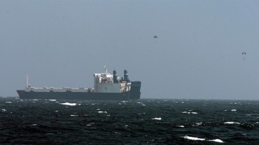 The ship Faina taken hostage by Somali pirates. The two parachutes are the ransom dropped from a plance © US Navy