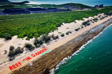 Banière de protestation contre l'extension du port d'Abbot Point © Tom Jefferson / Greenpeace