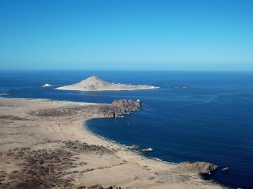 The island “Pan de Azucar”, at the heart of the national park, where live Humboltz penguins, sea lions and otters © Laetitia Maltese / OCEAN71 Magazine