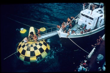 The spherical metallic structure of "Conshelf III" is being prepared off the coast of Saint-Jean-Cap-Ferrat © The Cousteau Society