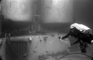 An aquanaut getting closer to the entrance of Tektite II in 1970 © Jean-George Harmelin