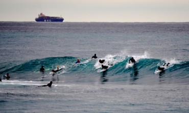 Des surfers pro comme Nat Young ont rédigé des règles de bonne conduite qui sont aujourd'hui affichées sur des panneaux dans certaines régions du monde © Andy Guinand / OCEAN71 Magazine