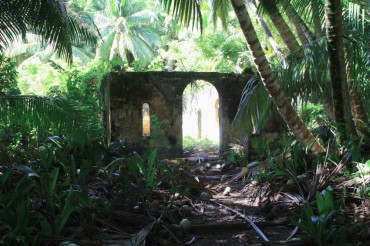 On shore, different ruins proved that the Chagos Archipelago was inhabited © Tom Lawler