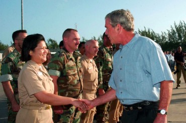 George W. Bush en visite sur la base militaire de Diego Garcia, le 4 septembre 2007. © U.S. Navy photo by Mass Communication Specialist Seaman Jonathen E. Davis 