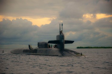 Un sous-marin nucléaire américain en ravitaillement à Diego Garcia © US Navy