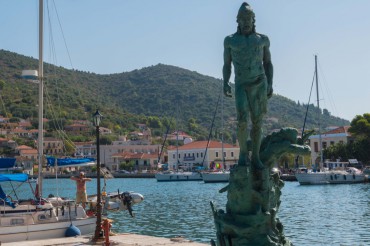 Contrairement aux apparences, cet Ulysse en bronze n'accueille pas les plaisanciers qui accostent au port de Vathy. La statue du héros homérique tourne le dos à la mer. © Philippe Henry / OCEAN71 Magazine