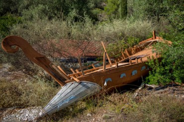 Malgré les apparences, cette barque n'a jamais ramené Ulysse sur son île © Philippe Henry / OCEAN71 Magazine