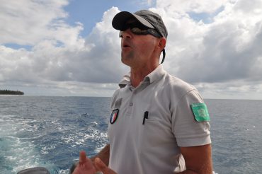 Jérôme Suros est l’un des agents qui patrouillent la réserve marine pour empêcher le braconnage et sensibiliser la population © Andy Guinand / OCEAN71 Magazine