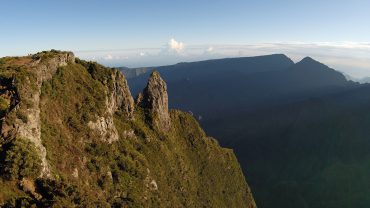 Le soleil se lève sur le Maïdo, l’une des vues les plus spectaculaires de l’île de la Réunion. Les pentes escarpées permettent à l’érosion de tailler de profondes gorges appelées ravines © Andy Guinand / OCEAN71 Magazine