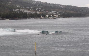 Des surfeurs profitent des belles vagues de la Réunion. Seul bémol: ils risquent une amende pour avoir pratiqué leur passion sur une plage ouverte non surveillée © Andy Guinand / OCEAN71 Magazine