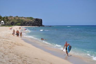 Thanks to the new physical barrier that are the nets, people are back in the water in Boucan Canot. Kids are enjoying the waves on a beach that was almost empty since 2012 © Andy Guinand / OCEAN71 Magazine