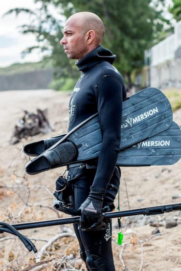 One of the vigies is ready to secure a surf spot on the west coast of Réunion Island, with all of his equipment © Jo Besson / VRR